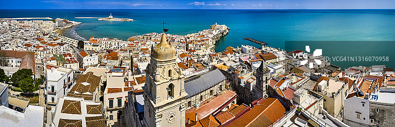 意大利普利亚区加尔加诺海岸的维耶斯泰村图片素材