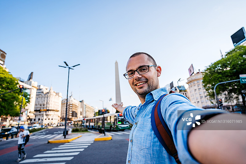 男人与布宜诺斯艾利斯方尖碑自拍图片素材