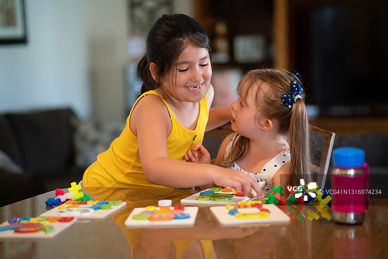 帮助我的小朋友玩益智玩具图片素材