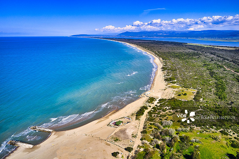 意大利普利亚加尔加诺半岛莱西纳海滩图片素材