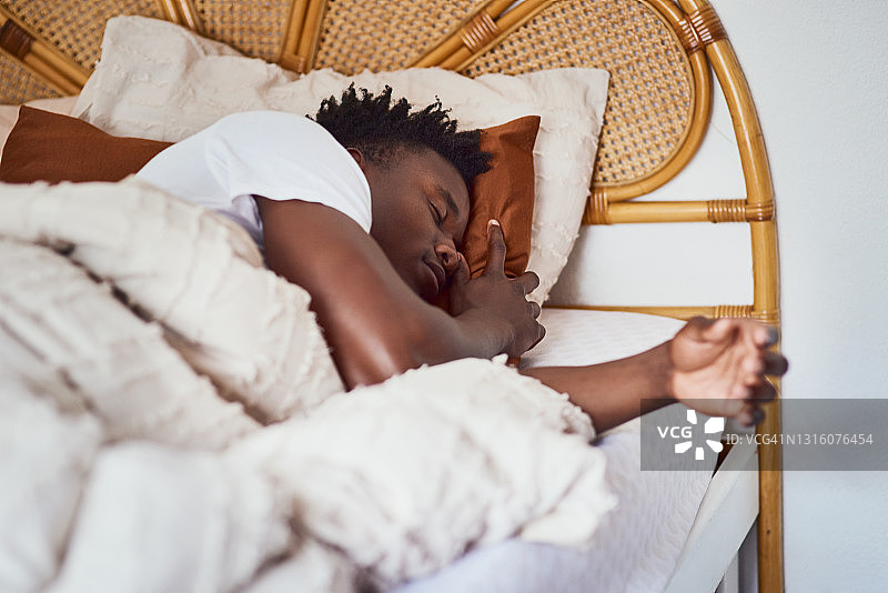 年轻男人在家里的床上睡觉的照片图片素材