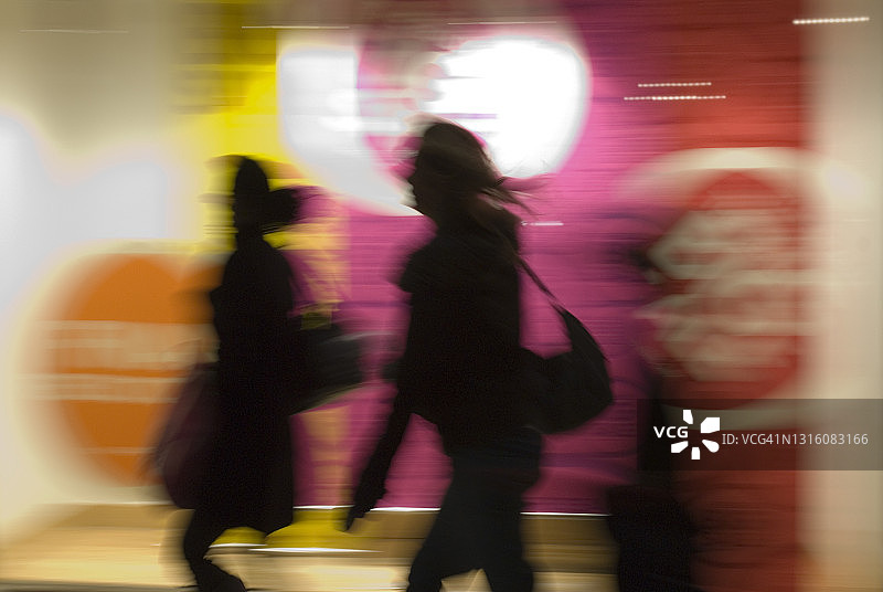 伦敦西区摄政街：行人与明亮橱窗图片素材