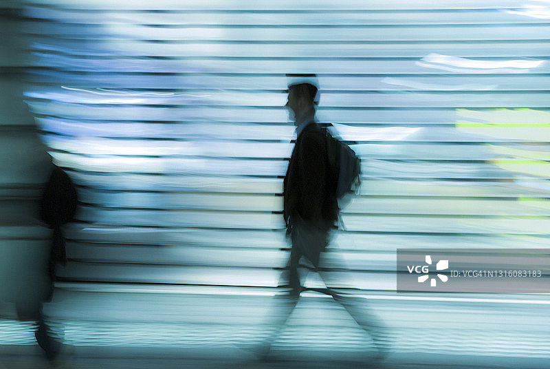 伦敦西区摄政街：行人与明亮橱窗图片素材