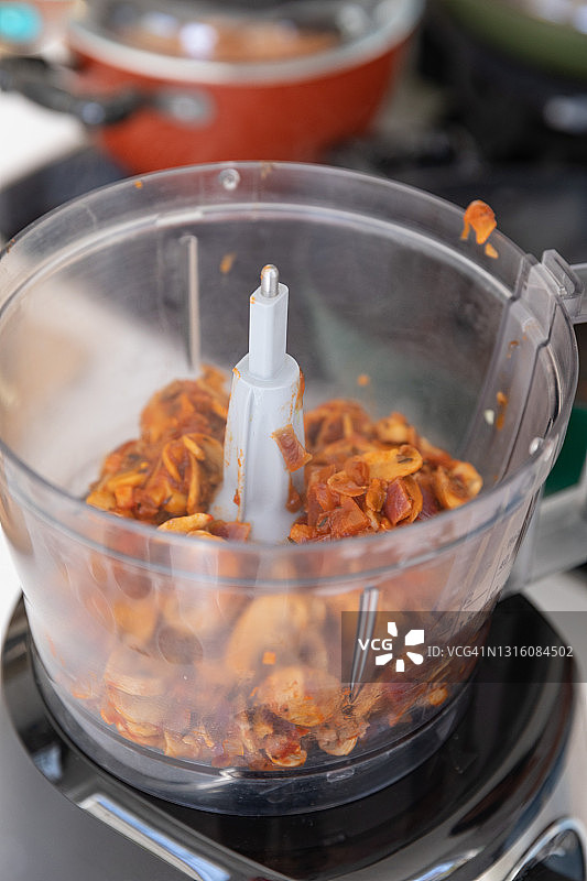 女厨师混合纯素香肠的配料图片素材