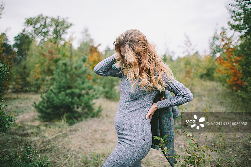 林地中的孕妇肖像图片素材