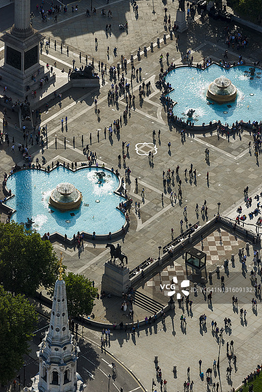 伦敦特拉法加广场的繁忙人群航拍景观图片素材