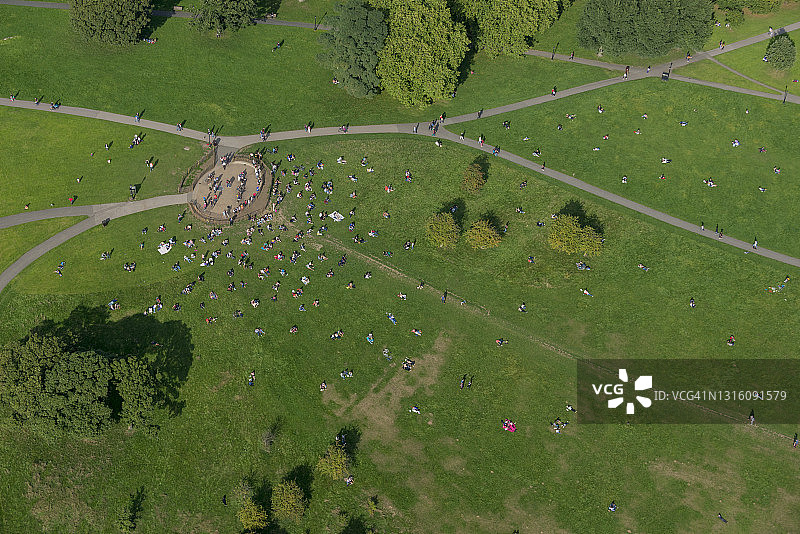 伦敦摄政公园旁樱草山鸟瞰，人群聚集图片素材