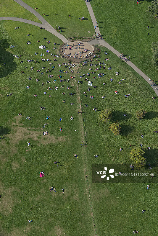 伦敦摄政公园旁樱草山鸟瞰，人群聚集图片素材