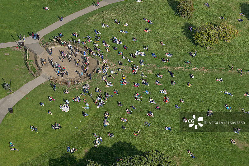 伦敦摄政公园旁樱草山鸟瞰，人群聚集图片素材