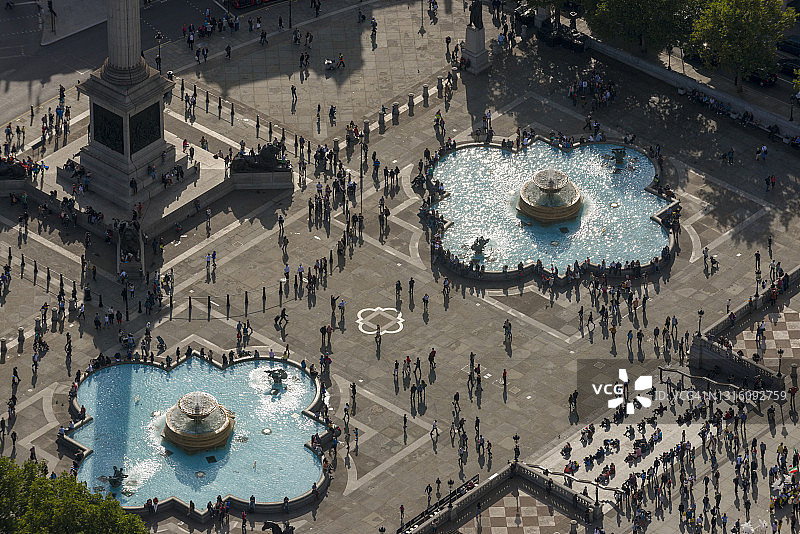 伦敦特拉法加广场的繁忙人群航拍景观图片素材