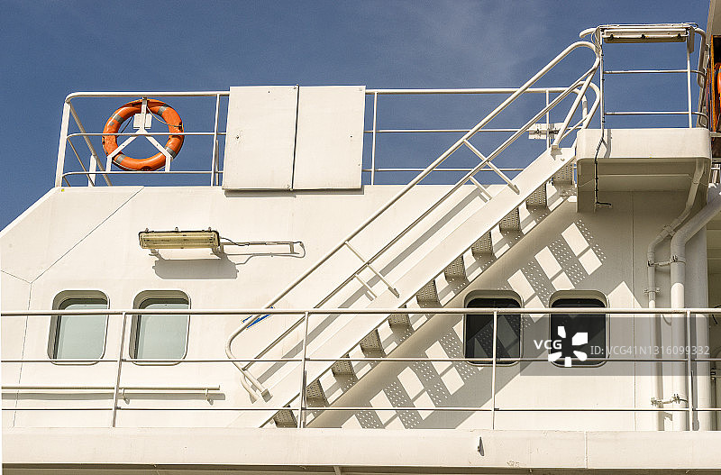 带走道、救生圈舷窗和栏杆的船头图片素材