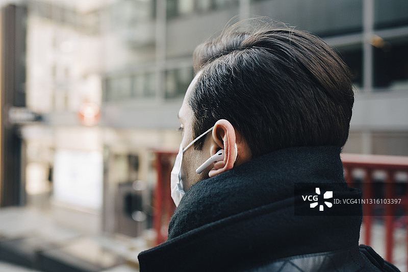 戴无线耳机的男商人图片素材