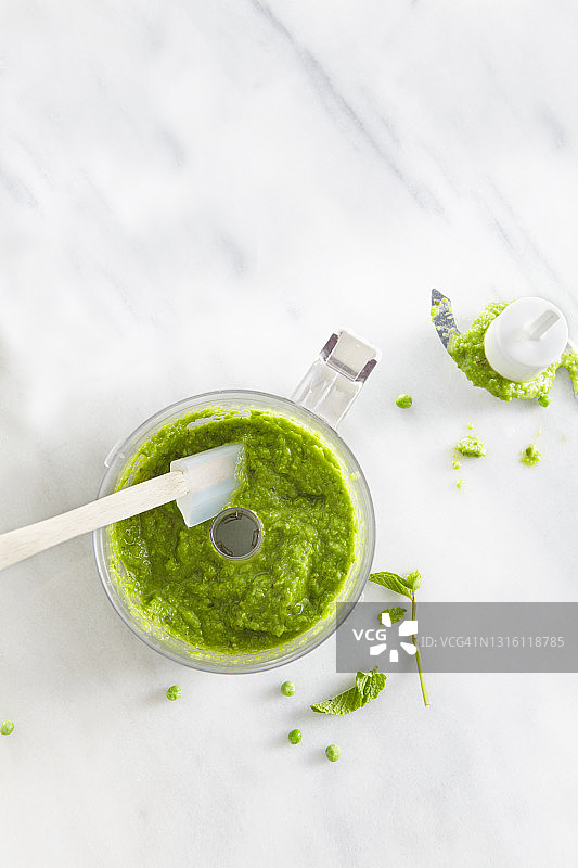 用刮刀在搅拌机中搅拌果泥图片素材