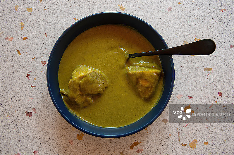 一碗绿色莫雷酱鸡胸肉图片素材