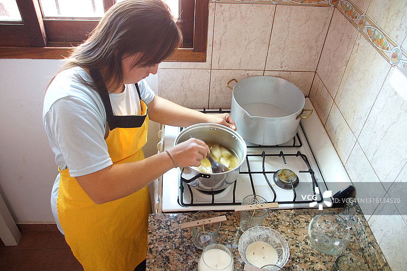 年轻女人制作蜡烛图片素材