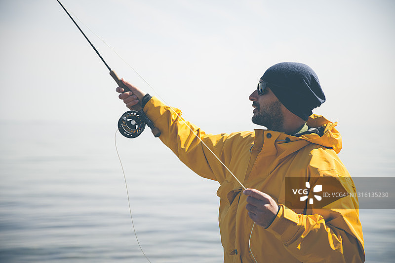 阳光明媚的一天在海中飞蝇钓图片素材