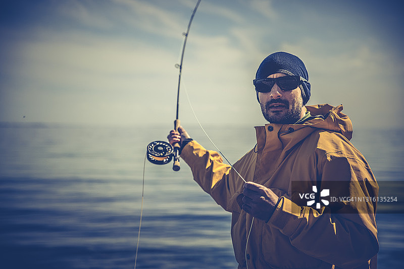 阳光明媚的一天在海中飞蝇钓图片素材