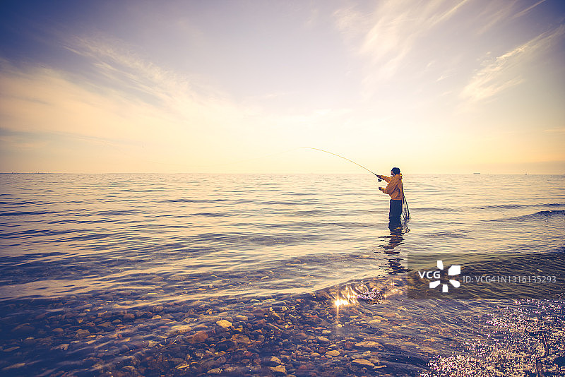 阳光明媚的一天在海中飞蝇钓图片素材