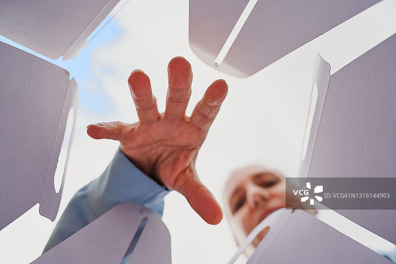 从纸板箱中取物，背景中有人脸图片素材