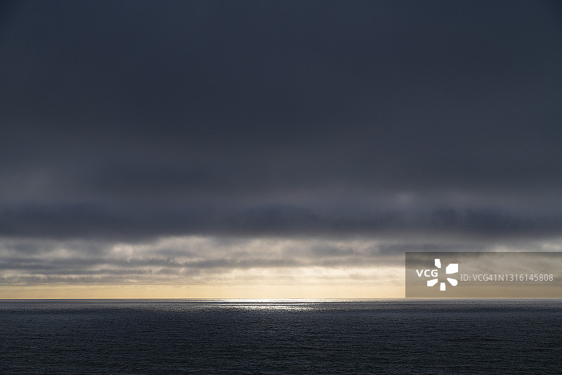 太平洋上的发光地平线图片素材