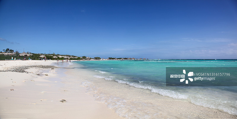 在阿鲁巴的Baby Beach游玩的游客图片素材