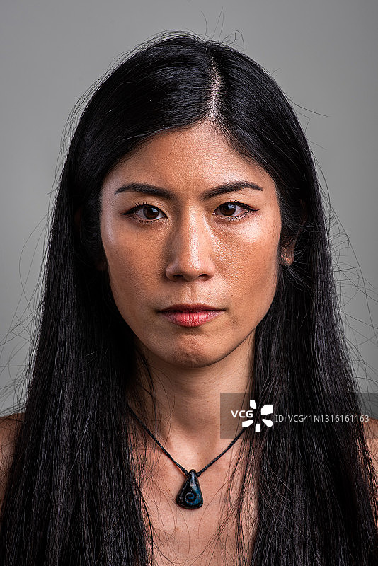 表情严肃的亚洲中年女人看着镜头图片素材