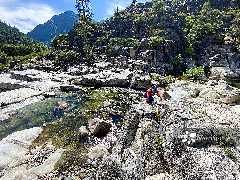 父亲和孩子在加利福尼亚荒野徒步旅行图片素材