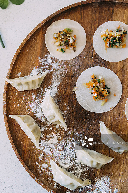 逐步指南教程 - 如何从头开始准备自制饺子图片素材