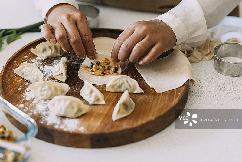 逐步指南教程 - 如何从头开始准备自制饺子图片素材