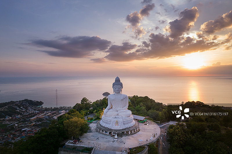 普吉岛大佛的鸟瞰，日落时分图片素材