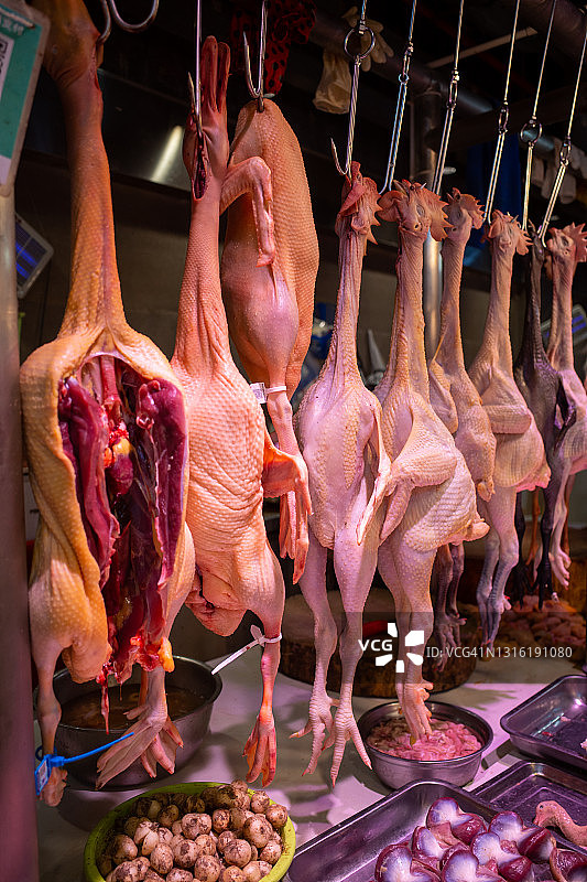 出售的悬挂干净的整鸭和鸡图片素材