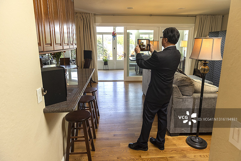 房地产经纪人看房展示图片素材