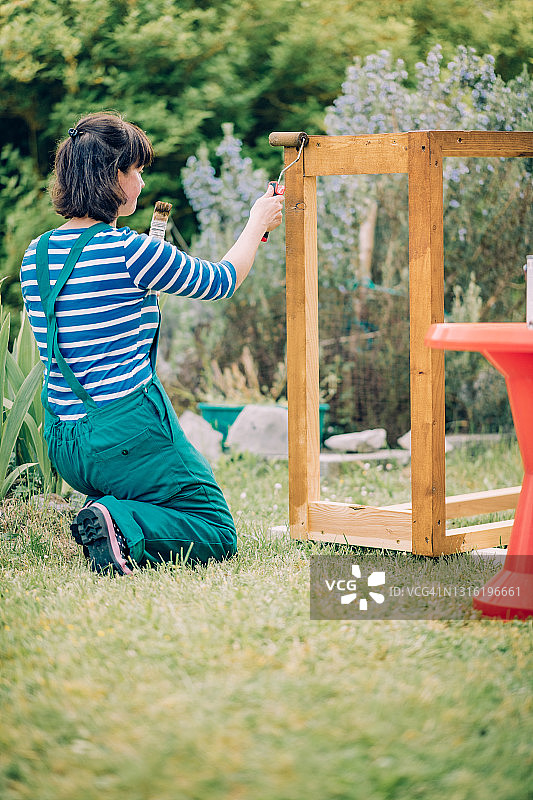 女人在花园里绘画图片素材