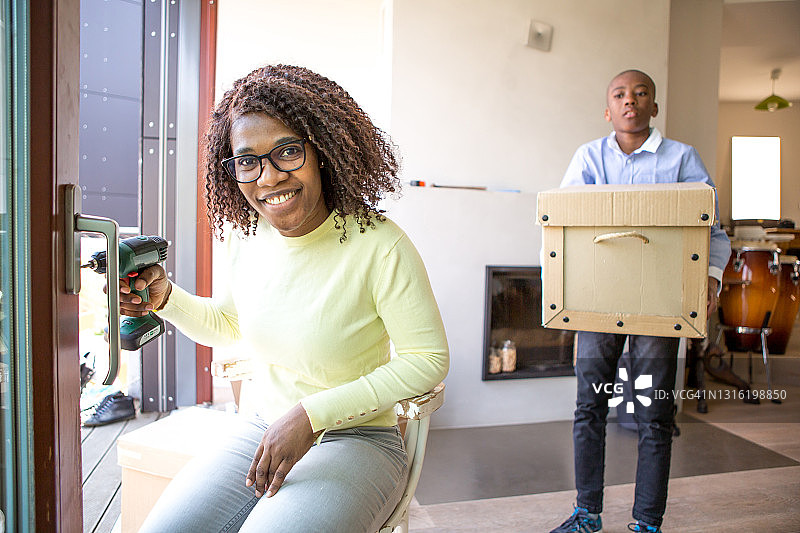 女人和儿子一起使用螺丝刀图片素材