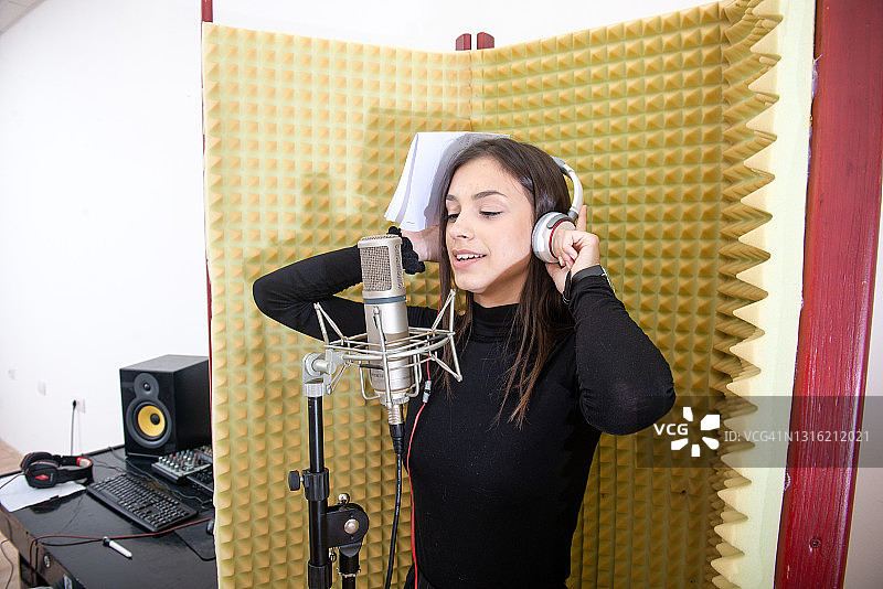女孩在音乐工作室录制人声图片素材