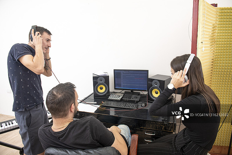 女孩在音乐工作室录制小提琴图片素材