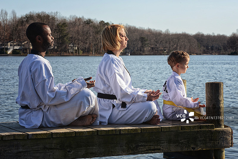 湖上武术冥想图片素材