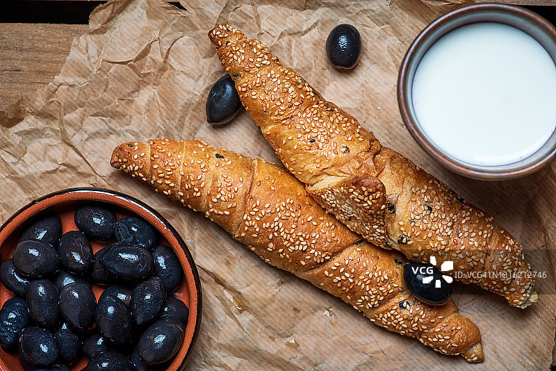 搭配黑橄榄的自制牛角面包图片素材