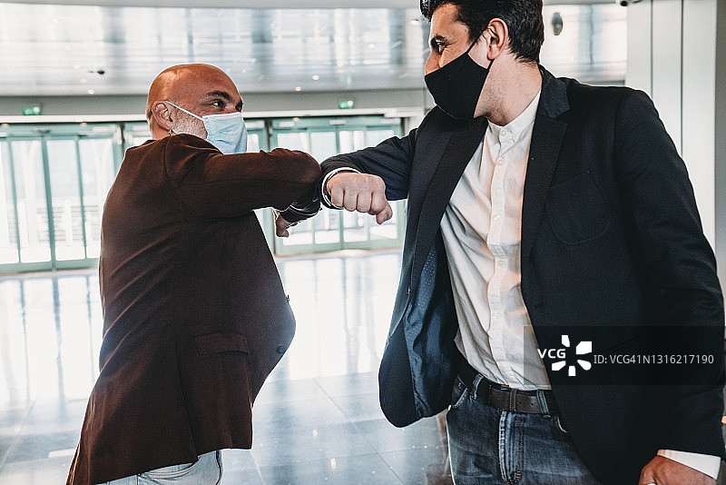 两人用碰肘庆祝图片素材