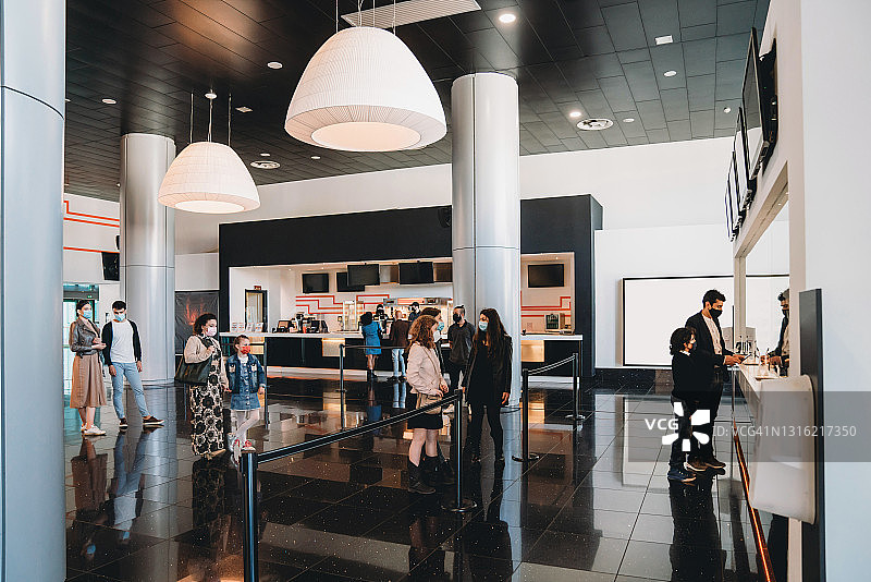 电影院售票柜台购票的人群图片素材