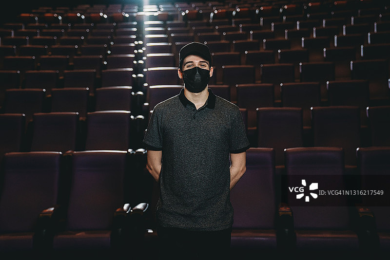 电影院座位上的年轻电影院工作人员肖像图片素材