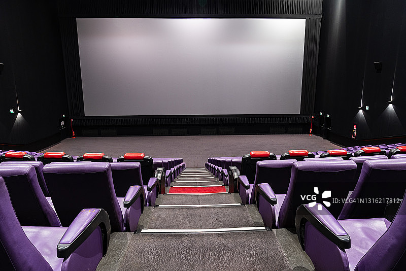 带白色屏幕的空旷电影院大厅，可作复制空间图片素材