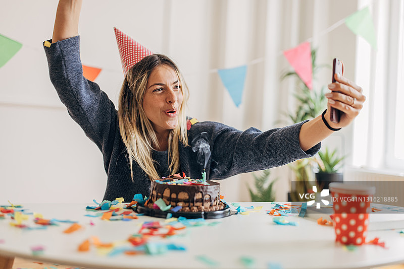 女人独自庆祝生日图片素材