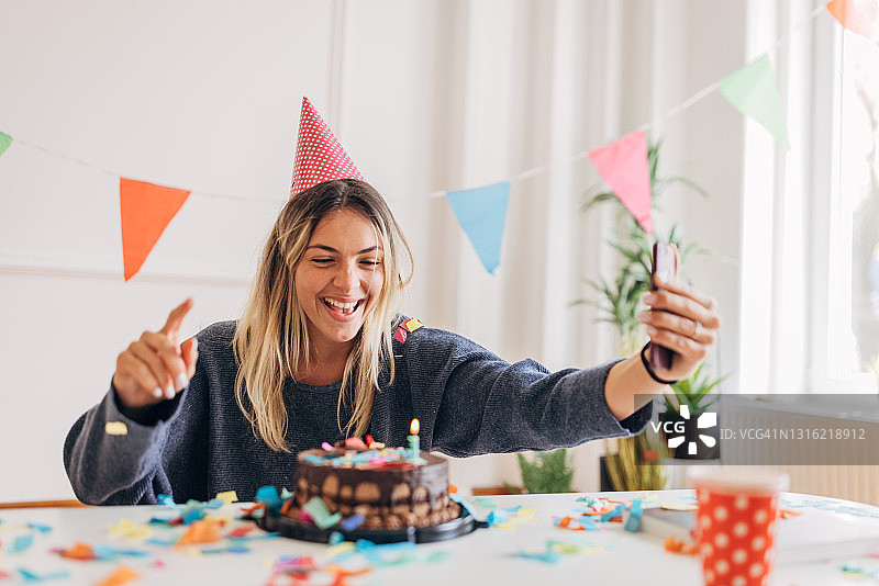 女人独自庆祝生日图片素材