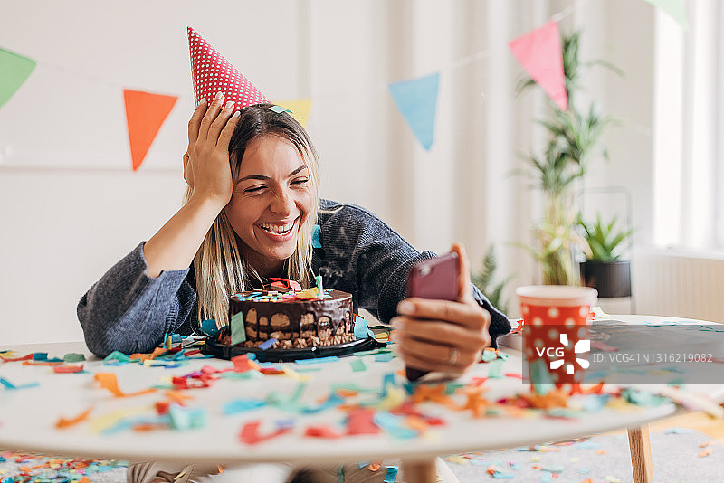 女人独自庆祝生日图片素材