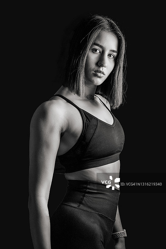 戏剧灯光下的年轻女运动员黑白照片图片素材