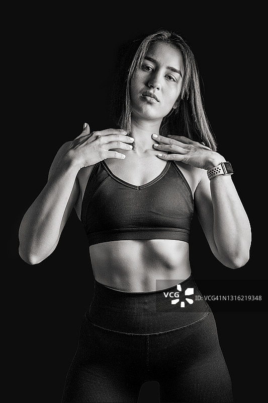 戏剧灯光下的年轻女运动员黑白照片图片素材