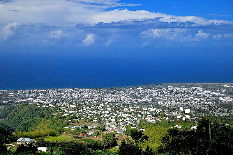 留尼汪岛圣但尼，从通往山区的道路上看到的城市景色图片素材