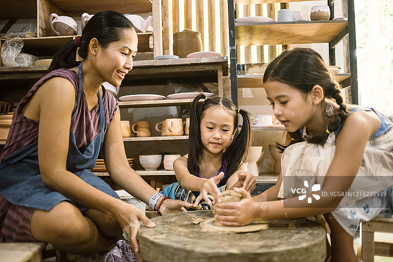 母亲教孩子们制作陶瓷图片素材