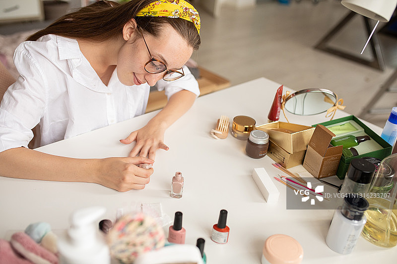 年轻女子在家享受美甲时光图片素材